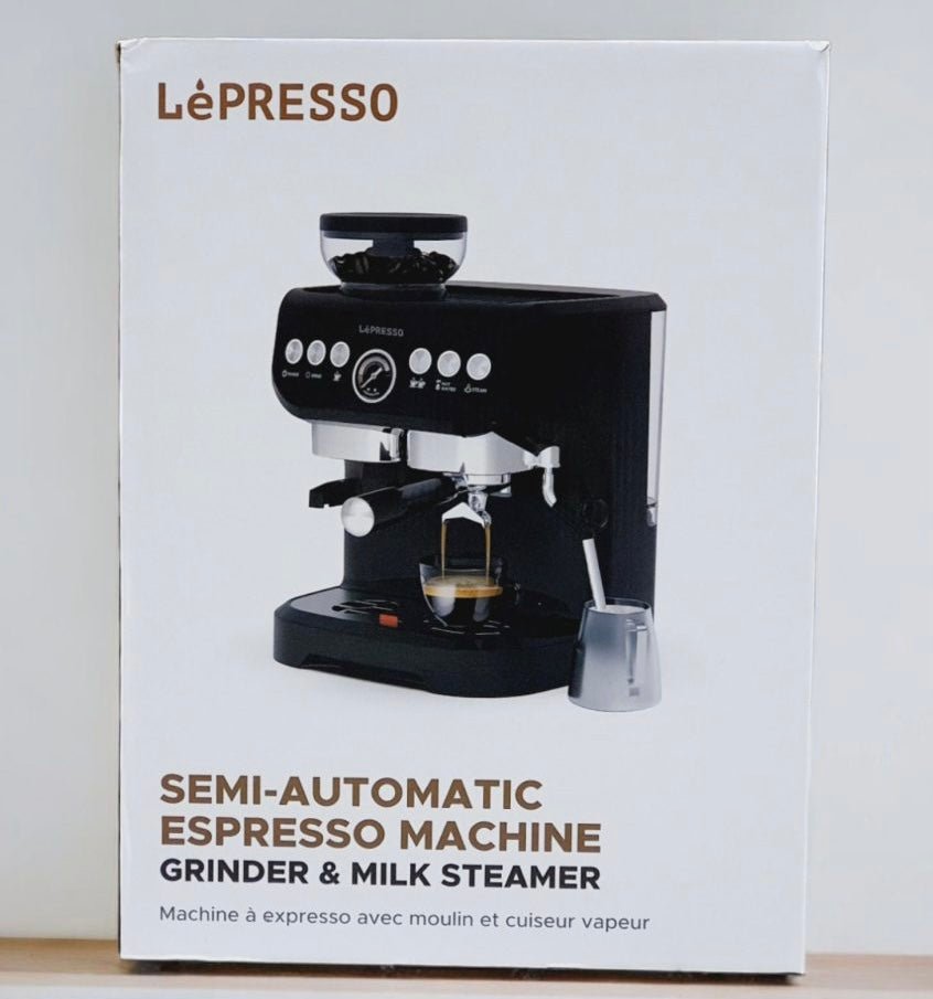 ماكينة إسبريسو LePresso سوداء بمطحنة حبوب مدمجة وبخّار حليب