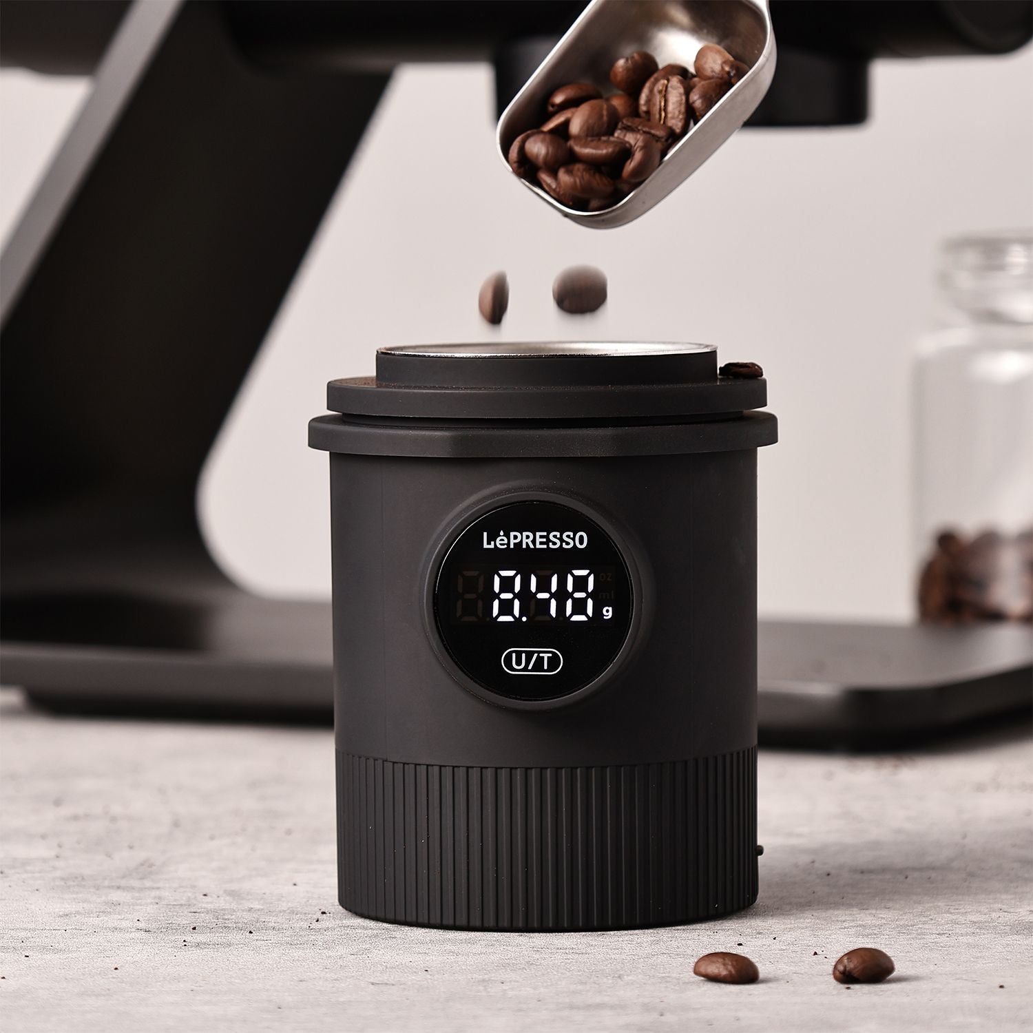 كوب قياس ذكي للقهوة من LePresso بميزان مدمج لفلتر 58 مم