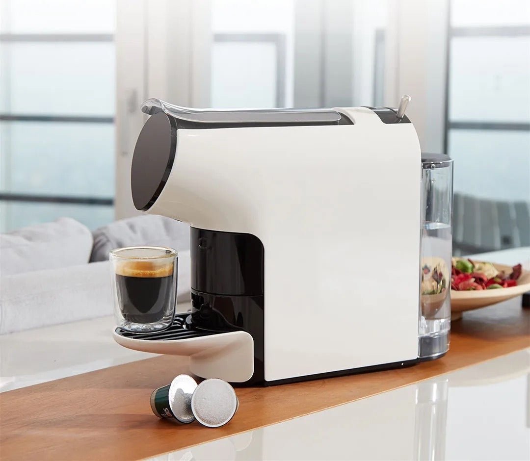 ماكينة قهوة كبسولات Scishare S1103 بيضاء وكوب إسبريسو