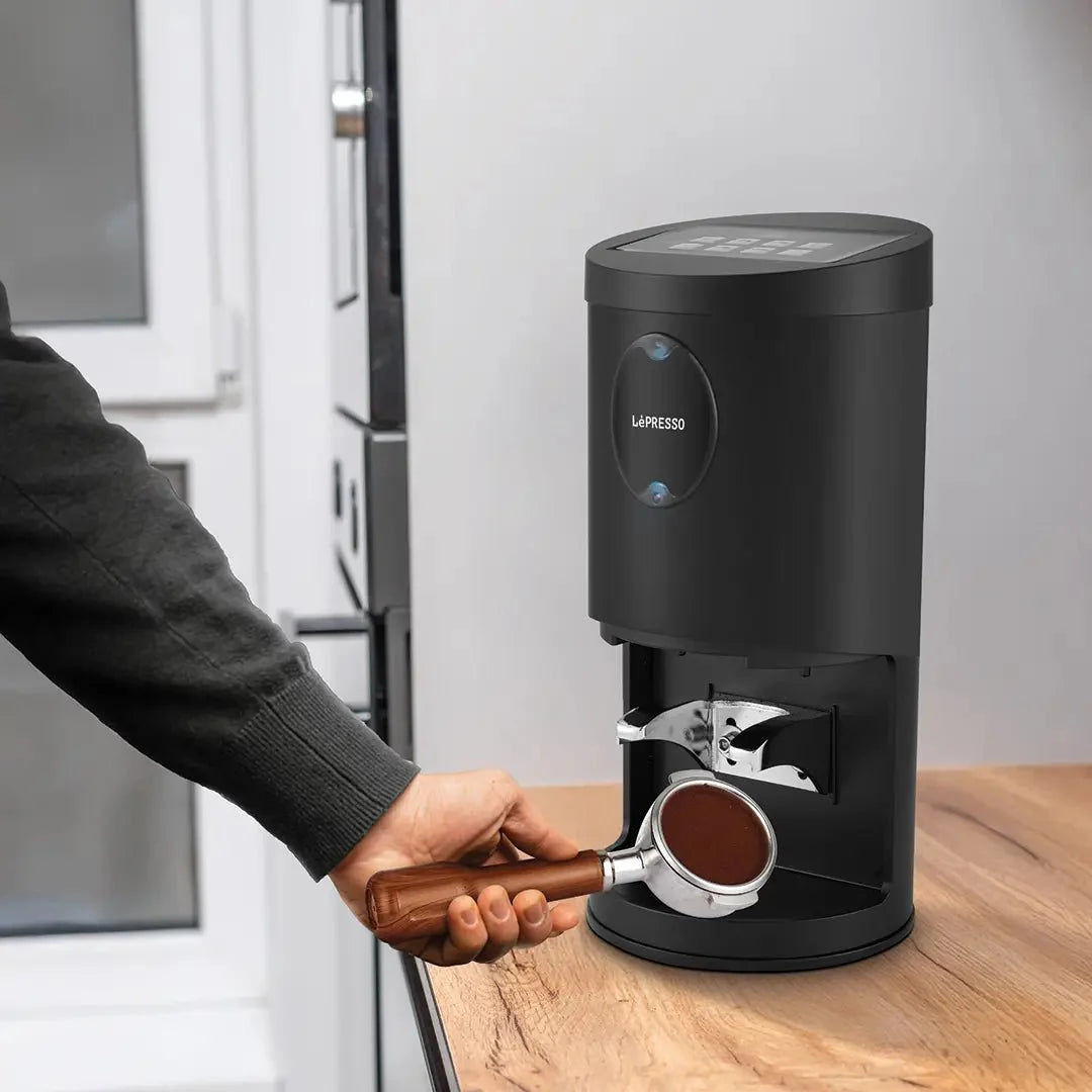 مكبس قهوة أوتوماتيكي TampMaster Pro أسود من LePresso مع بورتافلتر 58 ملم