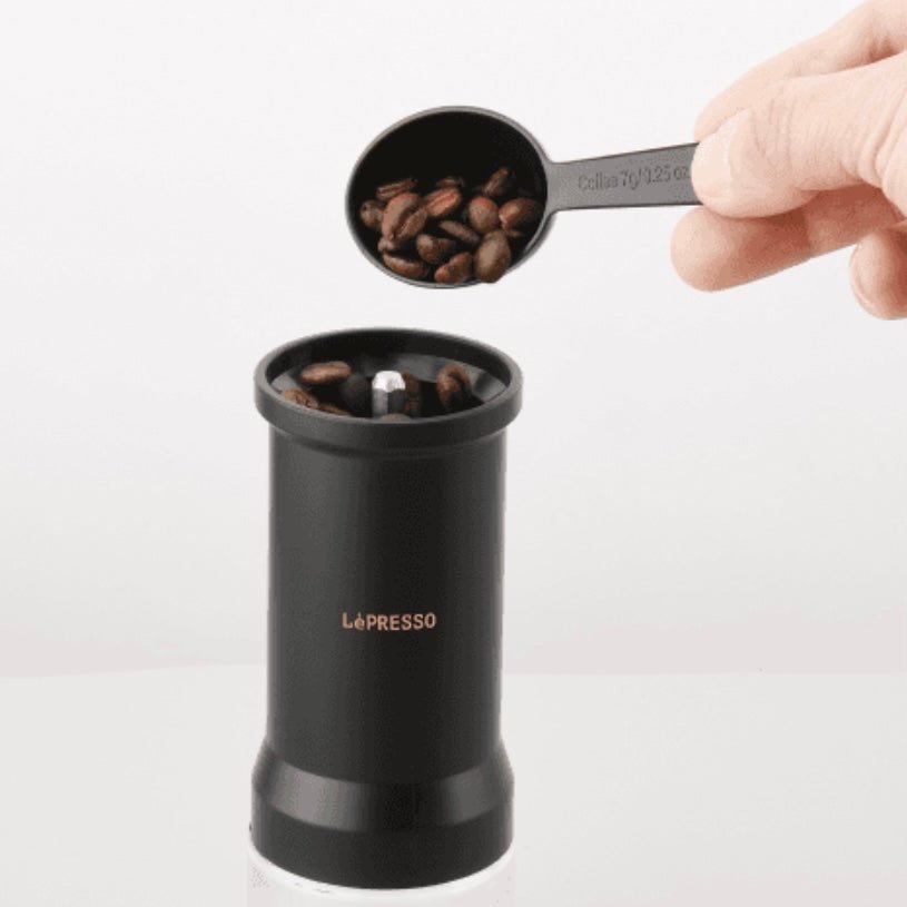 مطحنة القهوة اليدوية السوداء من LePresso بشفرة مخروطية
